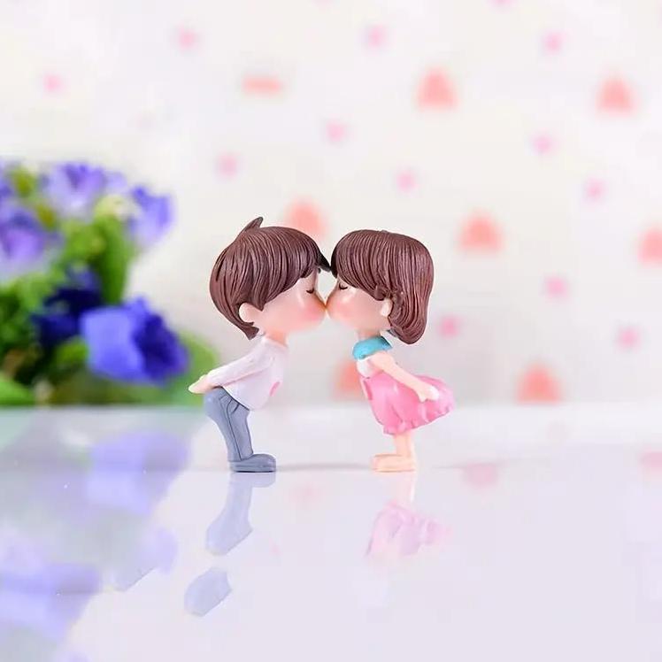 Romantic Love Kissing Couple Miniature for Valentines Day cake Decoration BBM045