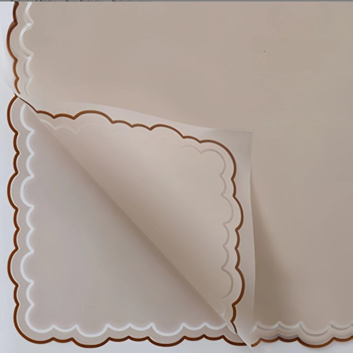 Beige paper with scalloped edge and text indicating size and quantity on a white background